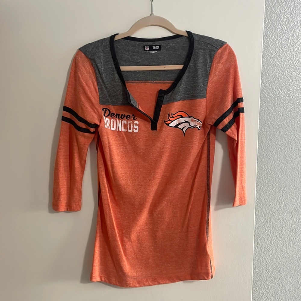 Ladies Denver Broncos 3/4 sleeve Henley top. Size Small, Perfect condition